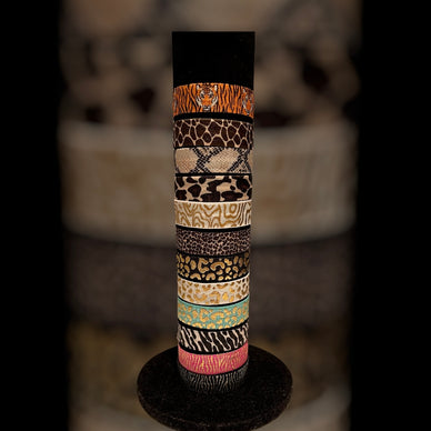 Diese elastischen Armbänder sind im LEO Look. Es gibt unterschiedliche Farben und Formen. Alle werden einzeln aufgeführt bzw. abgebildet. Leo, Zebra, Giraffe, Tiger und Schlangenmuster in Braun/Gold und Türkis/Pink/Goldtönen. Für jeden Style etwas dabei.