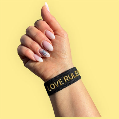 LOVE RULES - Bestickte Armbänder