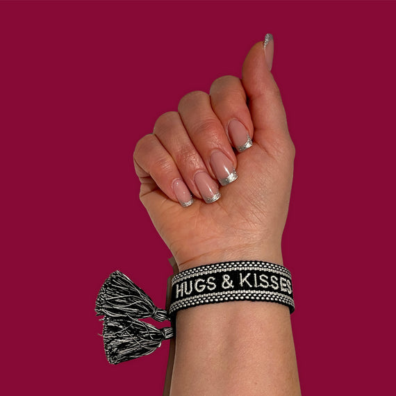HUGS & KISSES - Bestickte Armbänder